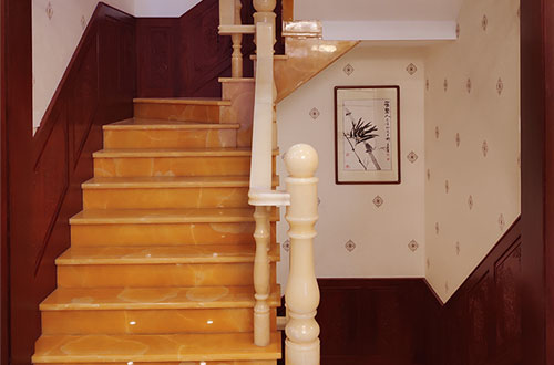 马湾镇中式别墅室内汉白玉石楼梯的定制安装装饰效果